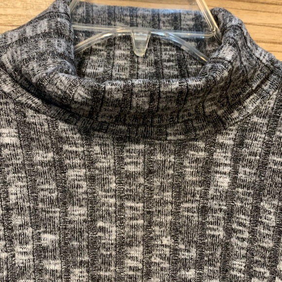 American Eagle Gray White Heathered Sweater Turtleneck Hi Low M - Picture 4 of 8